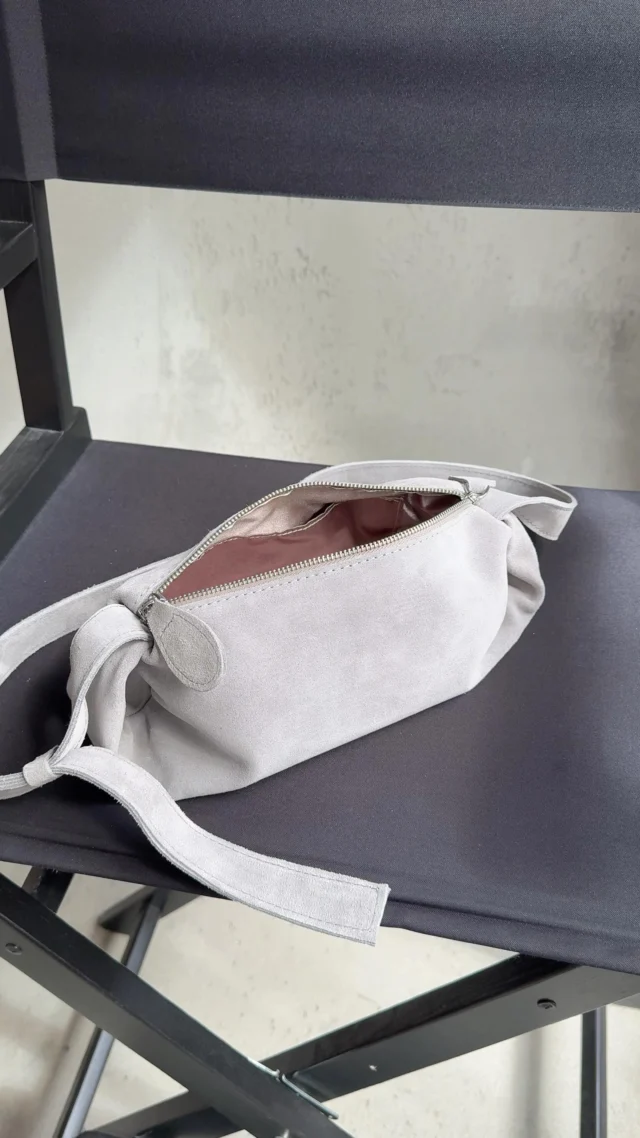 MEY Bag у сірому кольорі — bestseller цієї весни! 🩶

✔️ Виробництво: Україна
✔️ Натуральна замша: шоколад / бежевий / капучино / марсал / сірий
✔️ Гладка шкіра: чорний / шоколад
✔️ Розміри: 27x12x13 

🏷 Ціна: 2200 грн

💌 Для замовлення пишіть у direct або скористайтеся швидким замовленням на нашому сайті! Посилання в шапці профілю.
