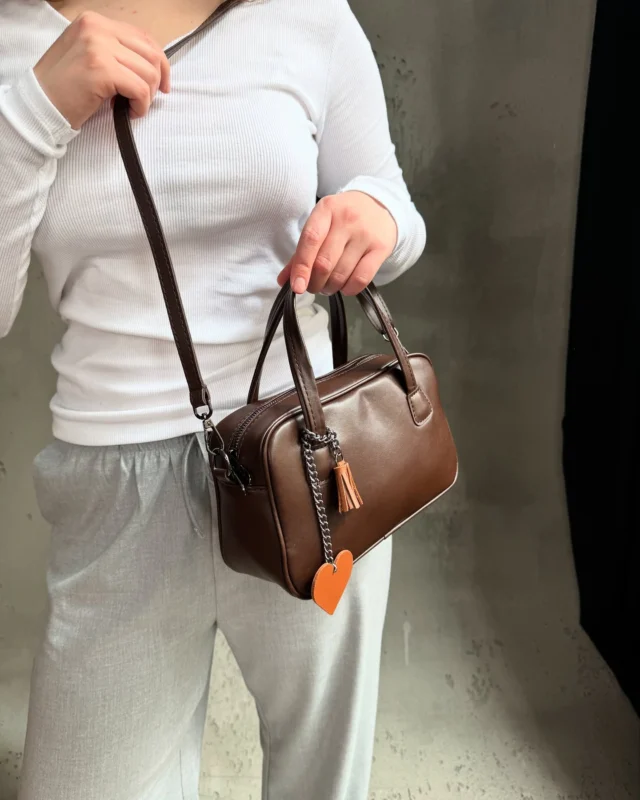 CAMMY Bag — додаємо трішки любові до твого образу: брелок-сердечко в комплекті 🤍

✔️ Виробництво: Україна
✔️ Доступні кольори: сірий, шоколад, бежевий 
✔️ Матеріал: екошкіра
✔️ Розміри: 24x9x15 

🏷 Ціна: 1200 грн

💌 Для замовлення пишіть у direct або скористайтеся швидким замовленням на нашому сайті! Посилання в шапці профілю.