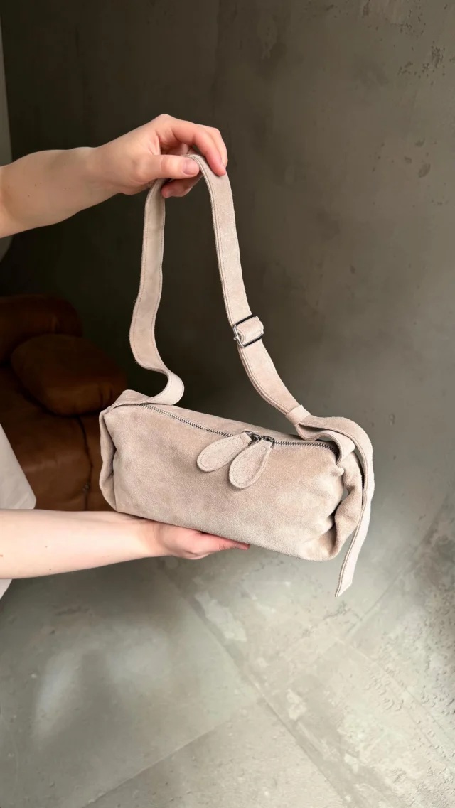 MEY Bag ідеального бежевого кольору для теплих та яскравих днів ☀️

✔️ Виробництво: Україна
✔️ Натуральна замша: шоколад / бежевий / капучино / марсал / сірий
✔️ Гладка шкіра: чорний / шоколад
✔️ Розміри: 27x12x13 

🏷 Ціна: 2200 грн

💌 Для замовлення пишіть у direct або скористайтеся швидким замовленням на нашому сайті! Посилання в шапці профілю.