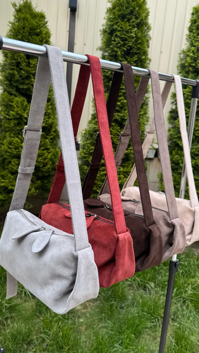 Нічого зайвого — тільки ти і твоя нова MEY Bag 🤎

✔️ Виробництво: Україна
✔️ Натуральна замша: шоколад / бежевий / капучино / марсал / сірий
✔️ Гладка шкіра: чорний / шоколад
✔️ Розміри: 27x12x13 

🏷 Ціна: 2200 грн

💌 Для замовлення пишіть у direct або скористайтеся швидким замовленням на нашому сайті! Посилання в шапці профілю.