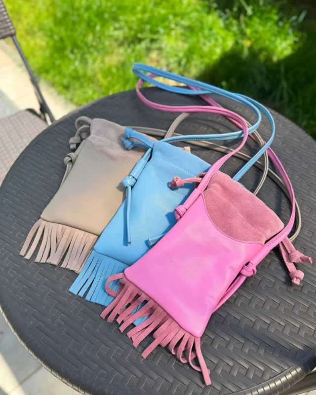 ☀️ Літня новинка — RAY Bag | Легка, компактна, ідеальна для прогулянок і подорожей. Вміщує телефон, ключі та маленькі дрібнички. Всередині є зручна кишенька, щоб ваші речі залишалися захищеними від подряпин.

✔️ Виробництво: Україна
✔️ Доступні кольори: бежевий, рожевий, блакитний, зелений
✔️ Матеріал: натуральна замша + натуральна шкіра
✔️ Розміри: 15×3×22 см 

🏷 Ціна: 1700 грн

💌 Для замовлення пишіть у direct або скористайтеся швидким замовленням на нашому сайті! Посилання в шапці профілю.