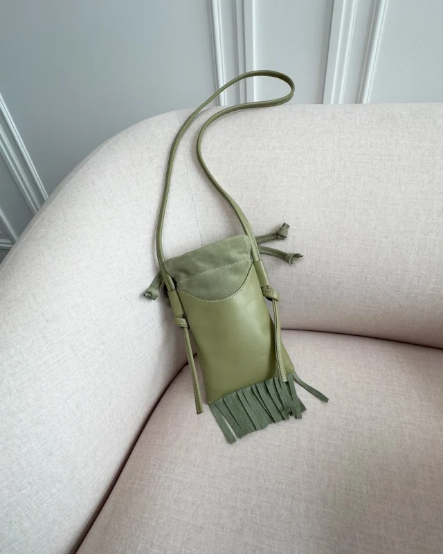 RAY Bag

✔️ Виробництво: Україна
✔️ Доступні кольори: бежевий, рожевий, блакитний, зелений
✔️ Матеріал: натуральна замша + натуральна шкіра
✔️ Розміри: 15×3×22 см 

🏷 Ціна: 1700 грн

💌 Для замовлення пишіть у direct або скористайтеся швидким замовленням на нашому сайті! Посилання в шапці профілю.