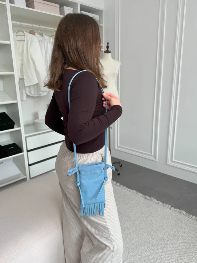 RAY Bag — ідеальна мінісумочка для телефона, ключів і стильного настрою ✨

✔️ Виробництво: Україна
✔️ Доступні кольори: бежевий, рожевий, блакитний, зелений
✔️ Матеріал: натуральна замша + натуральна шкіра
✔️ Розміри: 15×3×22 см 

🏷 Ціна: 1700 грн

💌 Для замовлення пишіть у direct або скористайтеся швидким замовленням на нашому сайті! Посилання в шапці профілю.