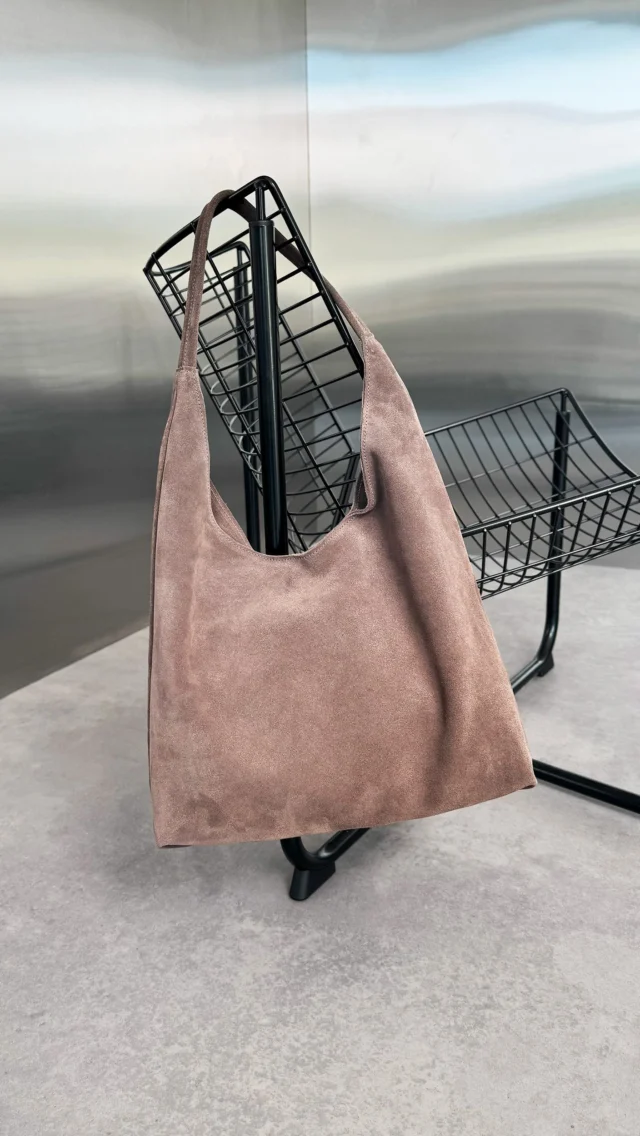 MEL Bag

✔️ Доступні кольори: капучино
✔️ Розміри: 35х11х26 см
✔️ Матеріал: натуральна замша
✔️ Виробництво: Україна

🏷 3100 грн
💌 Пишіть у direct або замовляйте на сайті — посилання в шапці профілю.