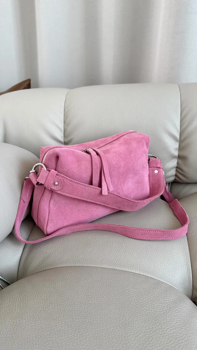 FREYA Bag✔️ Натуральна замша: капучино / бежевий / рожевий
✔️ Натуральна шкіра: бежевий
✔️ Розміри: 30х10х20 см
✔️ Виробництво: Україна🏷 Ціна: 2950 грн
💌 Для замовлення пишіть у direct або скористайтеся швидким замовленням на нашому сайті! Посилання в шапці профілю.