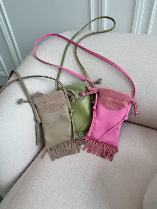 RAY Bag✔️ Виробництво: Україна
✔️ Доступні кольори: бежевий, рожевий, блакитний, зелений
✔️ Матеріал: натуральна замша + натуральна шкіра
✔️ Розміри: 15×3×22 см🏷 Ціна: 1700 грн💌 Для замовлення пишіть у direct або скористайтеся швидким замовленням на нашому сайті! Посилання в шапці профілю.